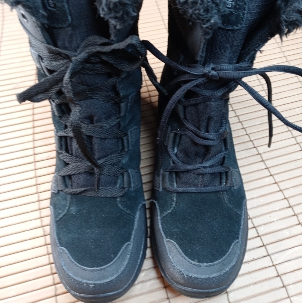 Columbia women's black suede faux fur waterproof lace up winter boots. Sz 6M. 16